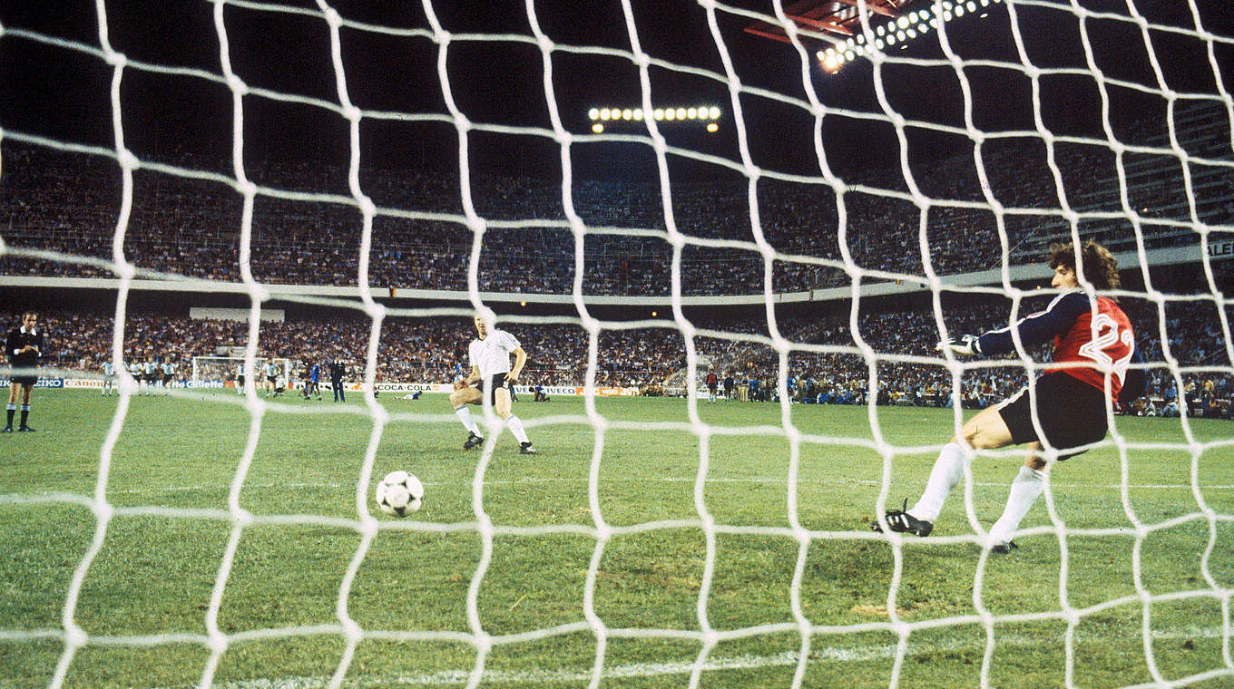 Der letzte Ball im Elfmeterschießen: Horst Hrubesch führt Deutschland ins WM-Finale © 