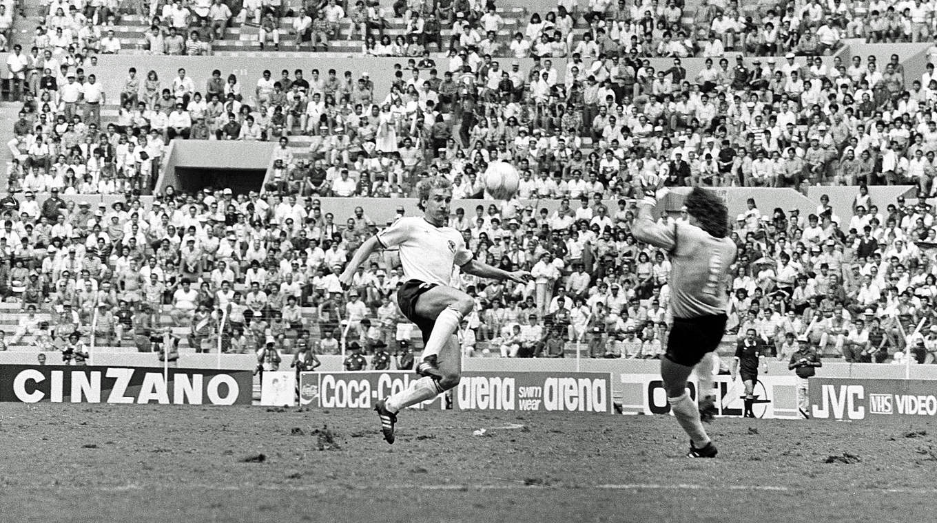Die Entscheidung im WM-Halbfinale 1986: Rudi Völler (l.) hebt den Ball über Joël Bats © 