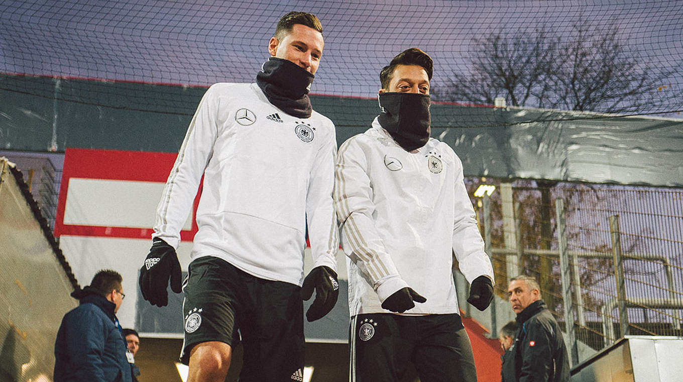 Trotzen der Kälte im Kölner Südstadion: Julian Draxler (l.) und Mesut Özil © DFB
