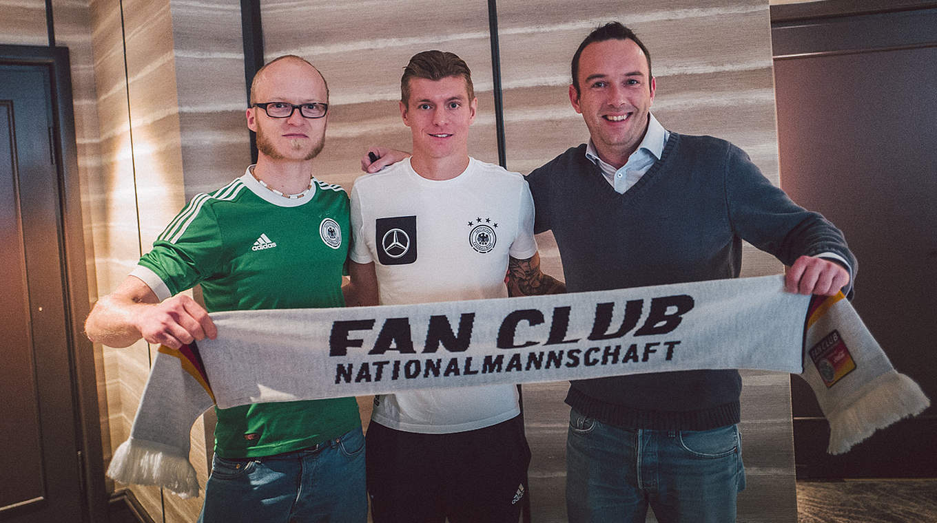 Treffen mit dem Fan Club Nationalmannschaft: Toni Kroos (M.) © DFB