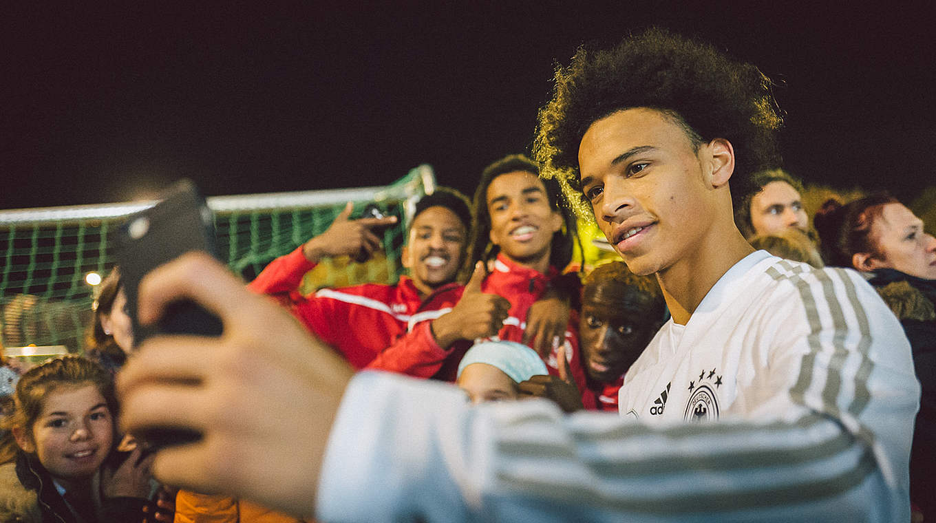 Erfüllt bereitwillig Selfie-Wünsche der Fans: Leroy Sané © DFB