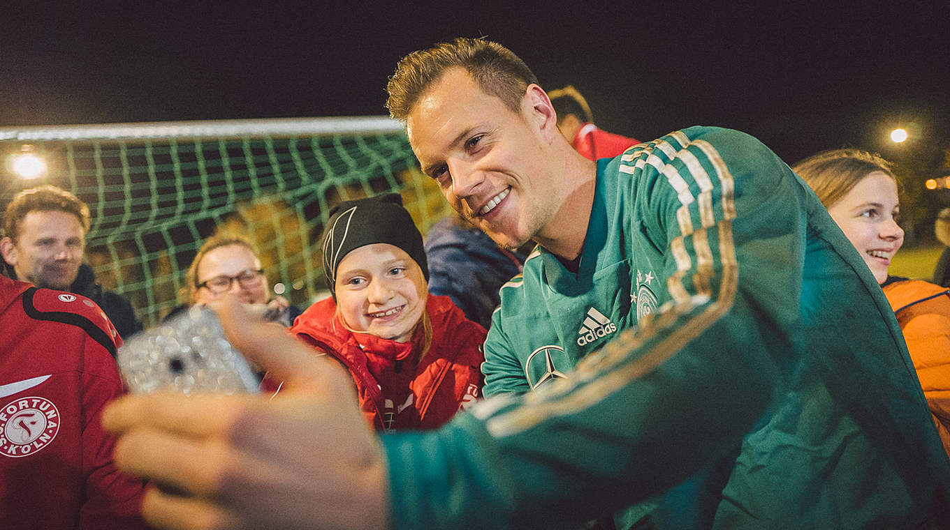 Foto mit den Fans: Torwart Marc-André ter Stegen © DFB