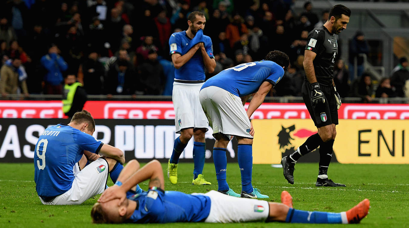 Niedergeschlagen: Die italienische Mannschaft um Torwart-Legende Gianluigi Buffon (r.) © 2017 Getty Images