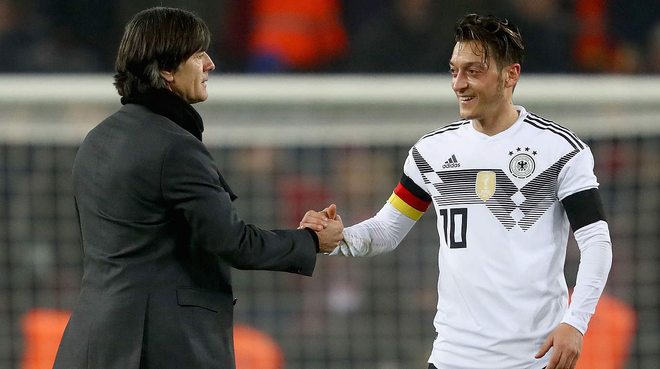 Joachim Löw (with Mesut Özil): "The team plays football at the highest level." © 2017 Getty Images