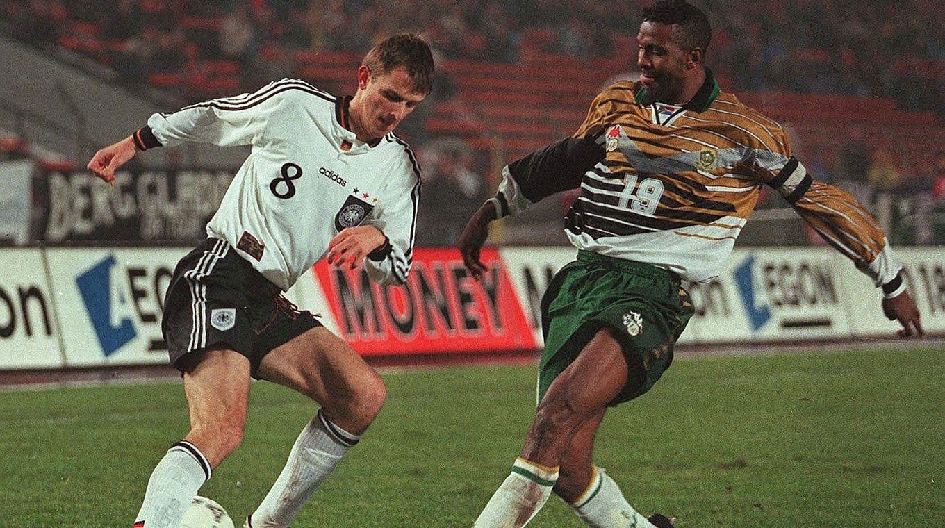 Torschütze beim Debüt im DFB-Team: Dietmar Hamann (l.) trifft 1997 gegen Südafrika © Bongarts
