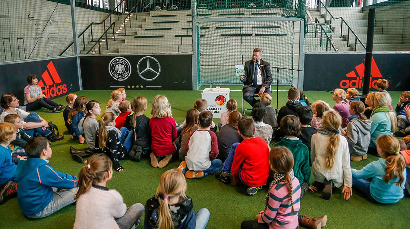 Vorlesen und zuhören: Reinhard Grindel beim "Vorlesetag" 2016 im Fußballmuseum © Deutsches Fußballmuseum