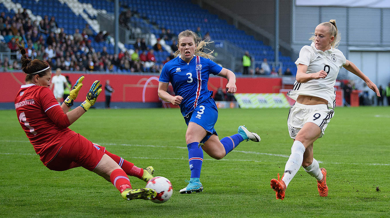 "Großartiger Moment": Lea Schüller (r.) erzielt gegen Island ihr erstes Länderspieltor © 2017 Getty Images