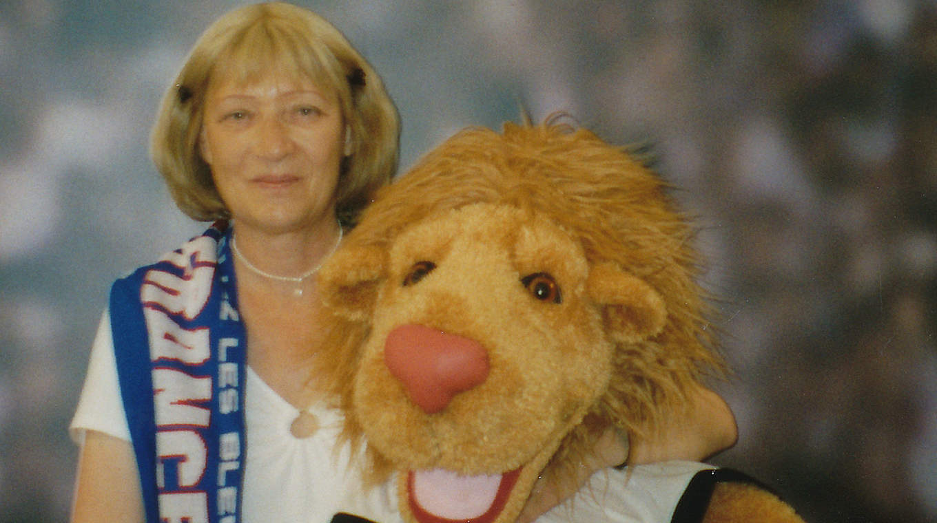 Tippspielkönigin mit Stofflöwe: Renate Gröbner mit "Goleo", dem WM-Maskottchen 2006 © privat