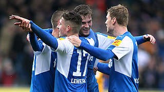 An der Spitze der 2. Liga: Holstein Kiel jubelt in Nürnberg über ein Remis © 2017 Getty Images