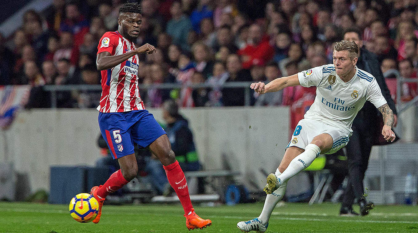 Toni Kroos (right) had one of several big chances in Real's 0-0 derby draw with Atlético © 