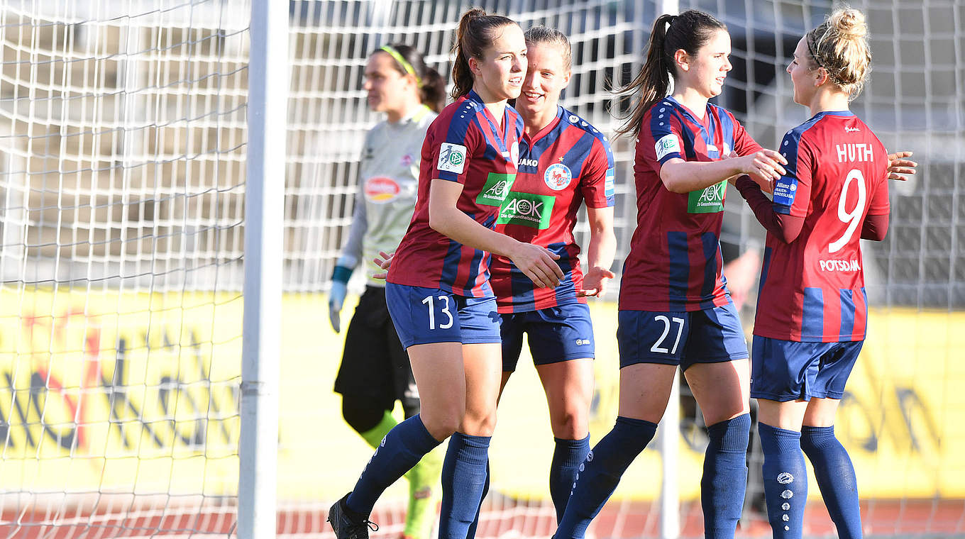 Gelingt in Köln ein Hattrick: Potsdams Sarah Zadrazil (2.v.r.) mit Svenja Huth (r.) © Jan Kuppert