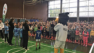 Leuchtende Kinderaugen: Nationalspielerinnen in Brakel zu Gast © DFB