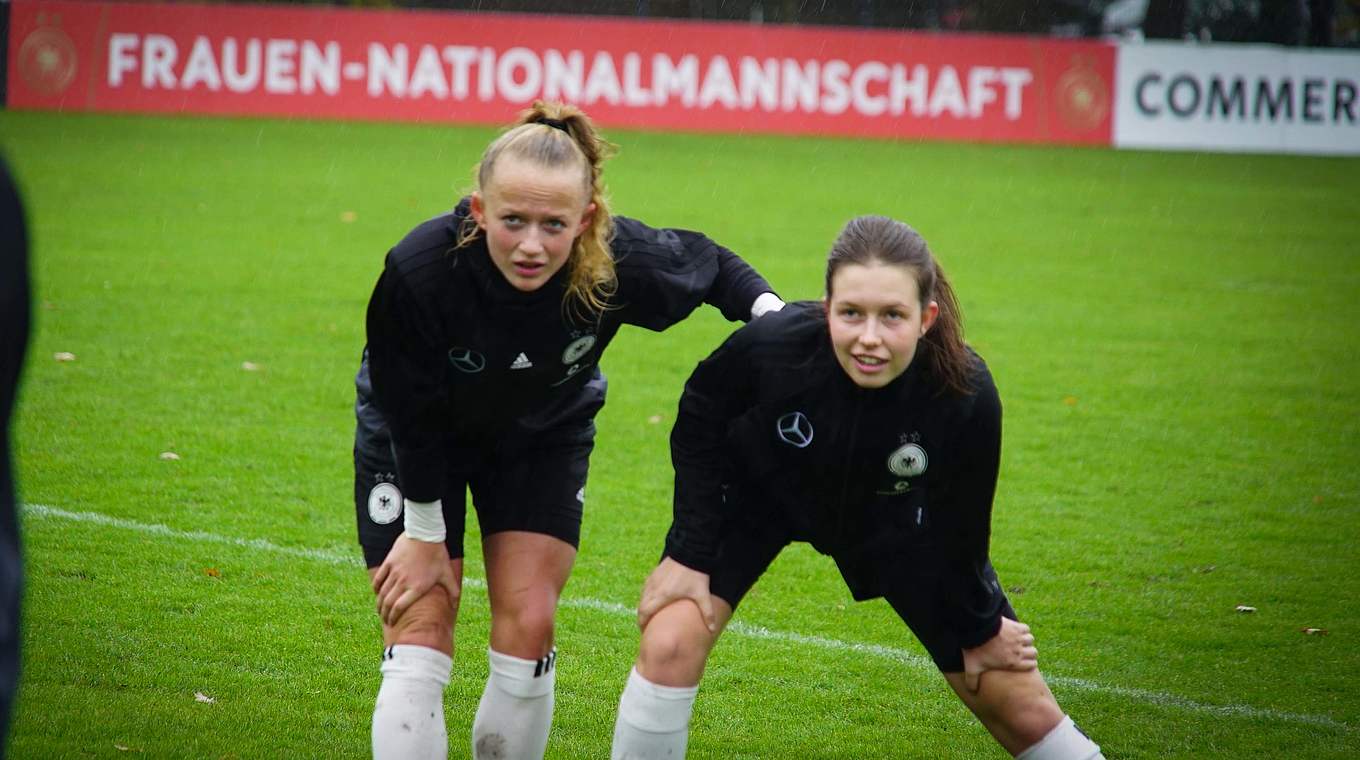 Lächeln im Gesicht: Jana Feldkamp (r.) fühlt sich bei der Nationalmannschaft wohl © DFB