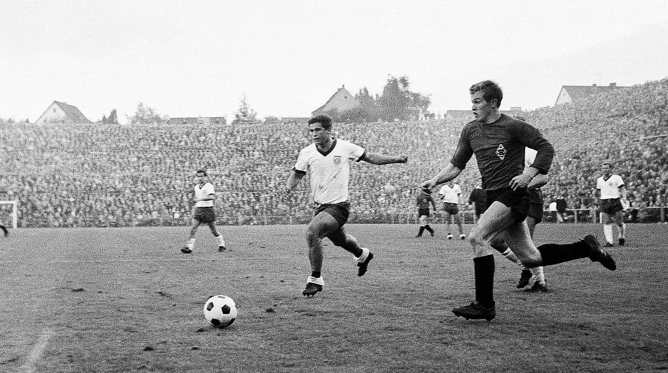 Dauerduell: 1965 trifft Müller (M.) beim Bayern-Sieg gegen Heynckes' Gladbacher © imago