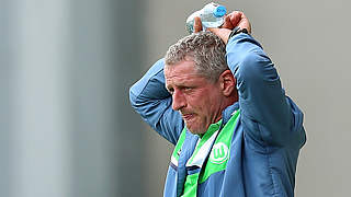 Muss schon fünf Spieler langfristig ersetzen: Wolfsburgs Coach Steffen Brauer © 2016 Getty Images