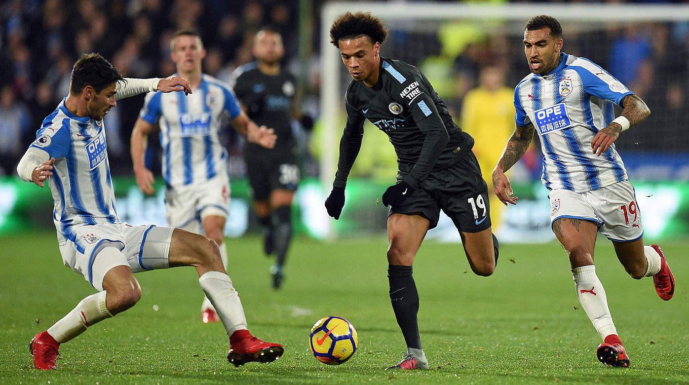 Trifft gegen Huddersfield nur die Latte: Leroy Sané (2.v.r.) © AFP/Getty Images