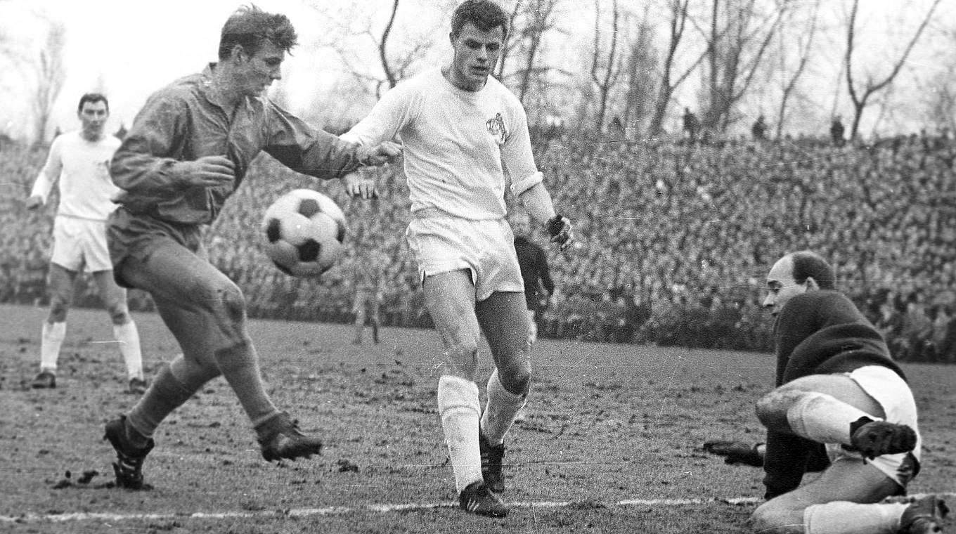 Das erste Bundesligaspiel auf Schalke 1964: Königsblau drängt, der 1. FC Köln gewinnt © imago/Horstmüller