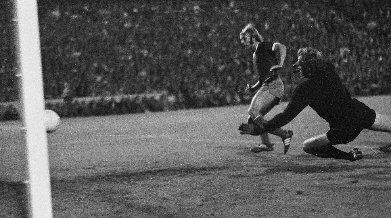 Fünf Tore in einem Spiel: Klaus Scheer schießt Schalke 1971 zum 6:1 gegen Köln © imago/Horstmüller