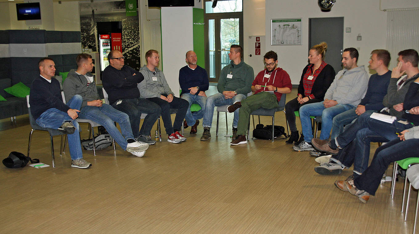 Offene Diskussionen in sechs Workshops: beim "Fachtag Fanarbeit und Polizei" © DFB/DFL