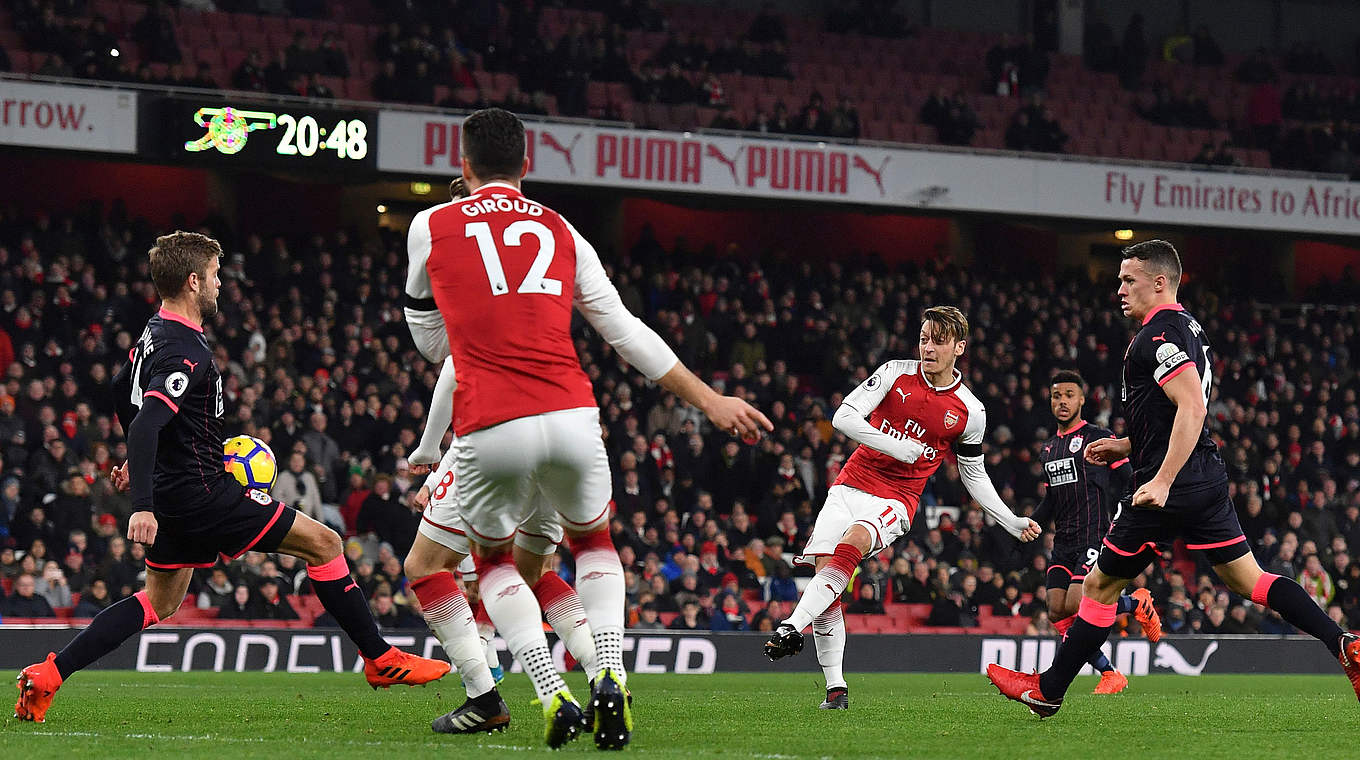 Drei Scorerpunkte gegen Huddersfield: Weltmeister Mesut Özil (3.v.r.) vom FC Arsenal © AFP/Getty Images