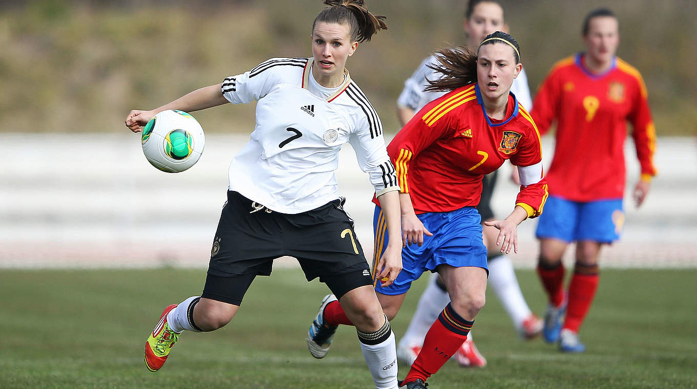 "Ich habe mit dem DFB die Welt bereist": Annabel Jäger (l.) als Juniorennationalspielerin © 2013 Getty Images