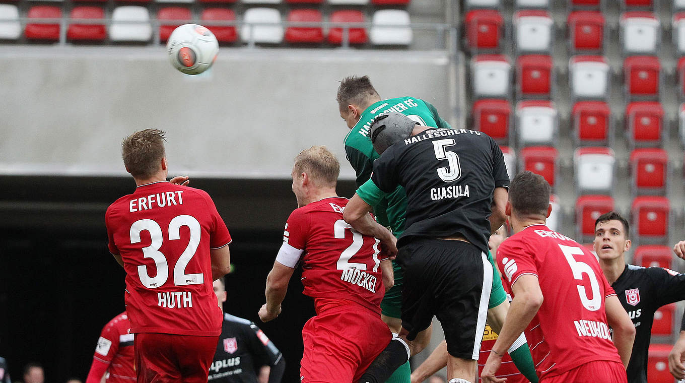 Das jüngste Torwarttor: Halles Tom Müller (in grün) köpft in Erfurt den Ausgleich © 2017 Getty Images