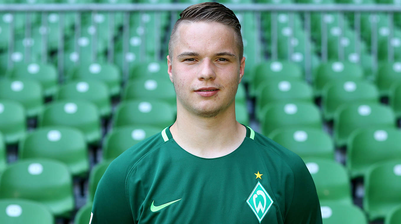 Muss nach Roter Karte dreimal aussetzen: Niklas Schmidt von Werder Bremens U 23 © 2017 Getty Images