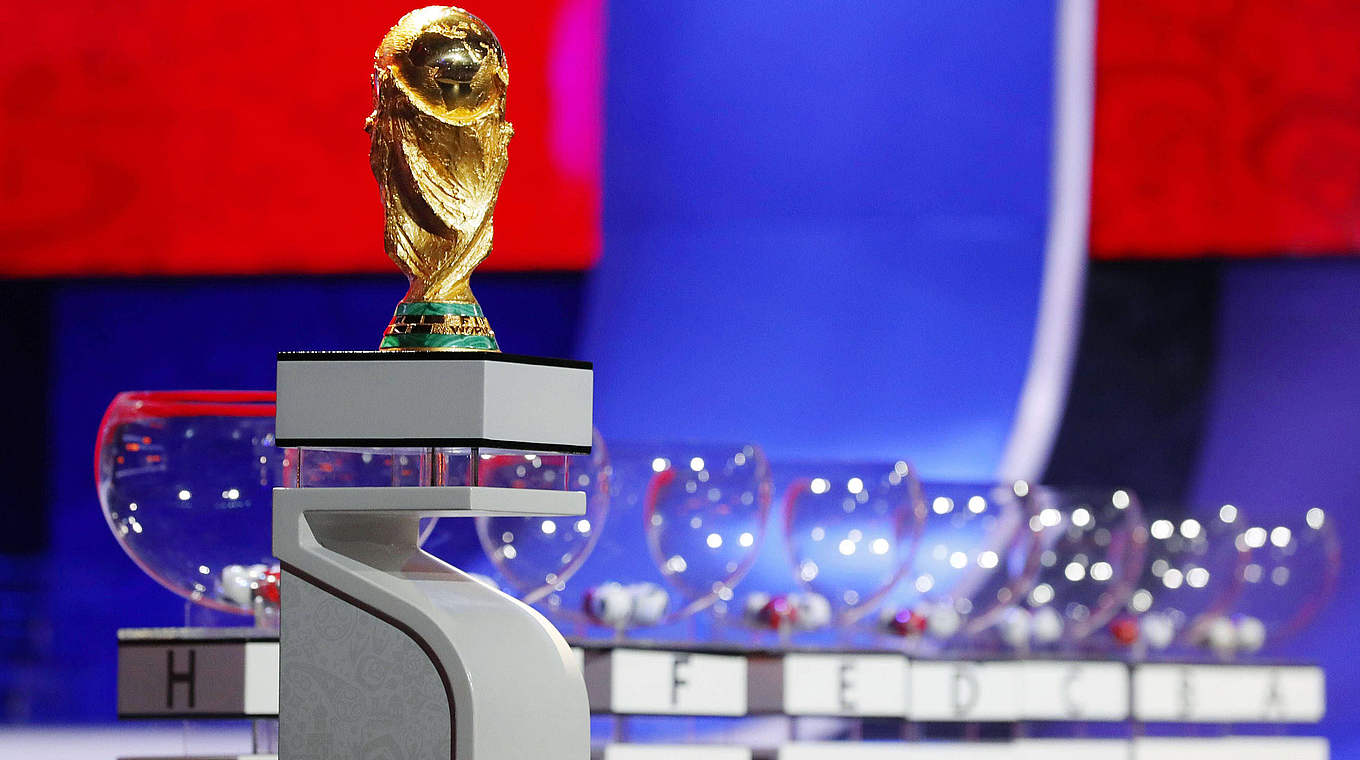 Der WM-Pokal und die Lostöpfe stehen bereit: Die Endrundenauslosung kann beginnen © imago/Kyodo News
