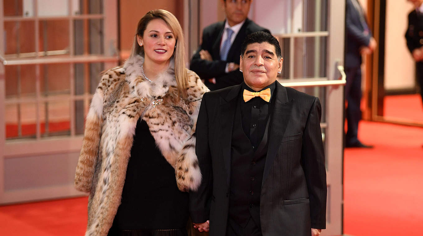 Darf bei der Auslosung nicht fehlen: Diego Maradona mit seiner Freundin Rocio Oliva © 2017 Getty Images