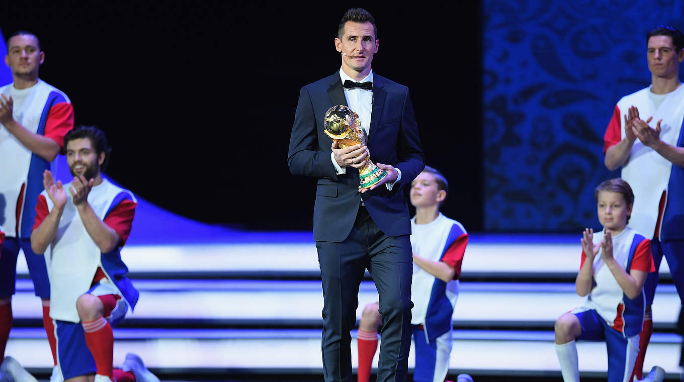 Weltmeister mit Pokal: WM-Rekordtorschütze Miroslav Klose überbringt die Trophäe  © 2017 Getty Images