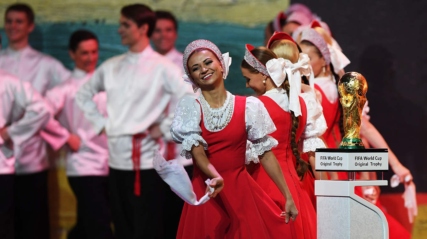 Tanz und Trophäe: Russische Folklore bei der WM-Auslosung © 2017 Getty Images