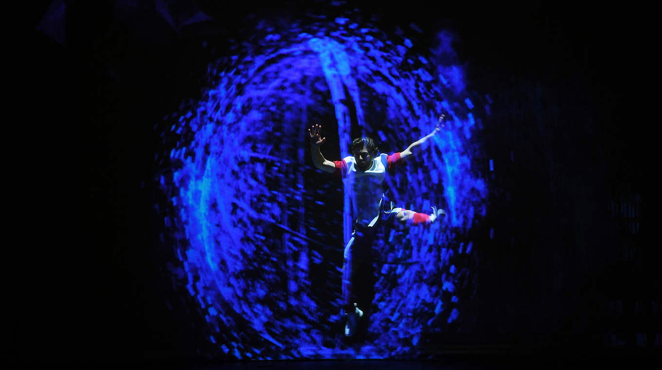 Buntes Showprogramm: Akrobatische Einlagen und Lichteffekte bieten einen gelungene Rahmen © 2017 Getty Images