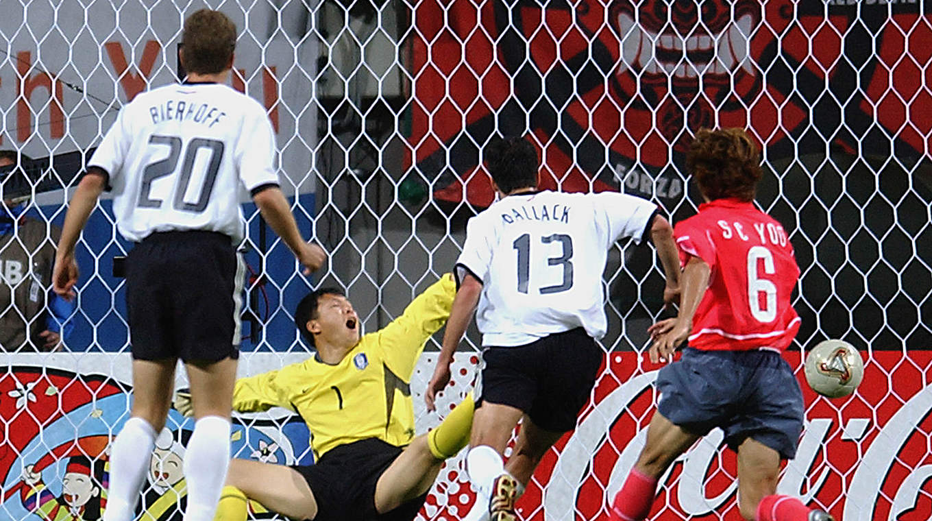 WM 2002: Michael Ballack trifft zum entscheidenden 1:0 gegen Südkorea © 2017 Getty Images