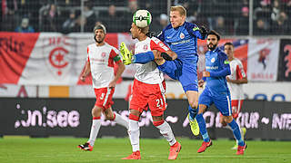 Auswärts erfolgreich: Hansa Rostock setzt sich beim Halleschen FC durch © imago/VIADATA