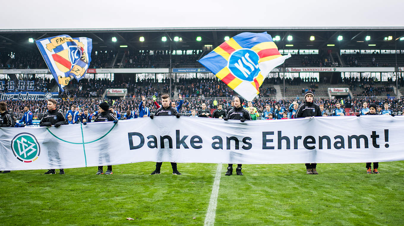 Vor dem Anpfiff im Wildparkstadion: die Ligen sagen "Danke ans Ehrenamt" © 2017 Getty Images