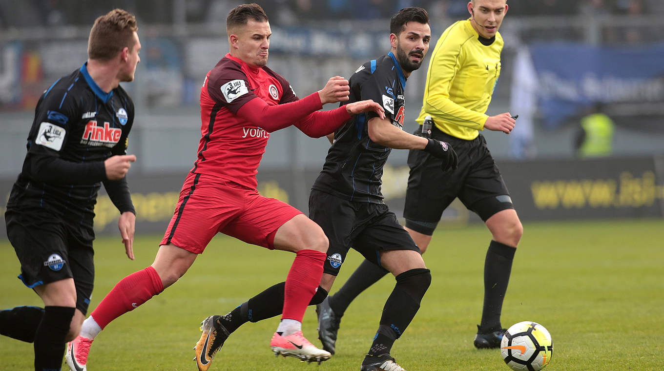 Voller Einsatz: Wiesbadens Sebastian Mrowca (2.v.l.) erobert den Ball © 2017 Getty Images