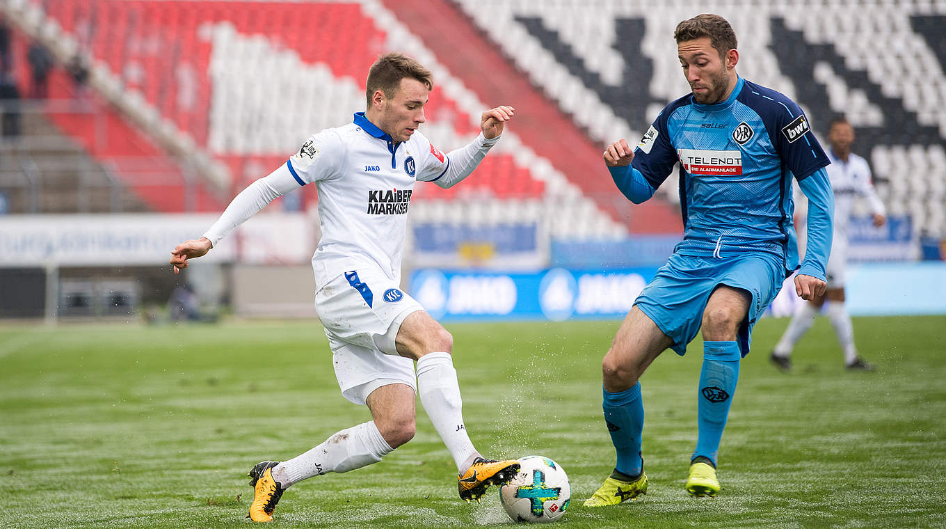 Dribbling im Mittelfeld: Karlsruhes Matthias Bader (l.) und Rico Preissinger © 2017 Getty Images