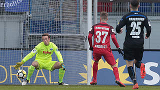 Leitet den Sieg ein: Wiesbadens Stephan Andrist (M.) bezwingt Keeper Leopold Zingerle © 2017 Getty Images