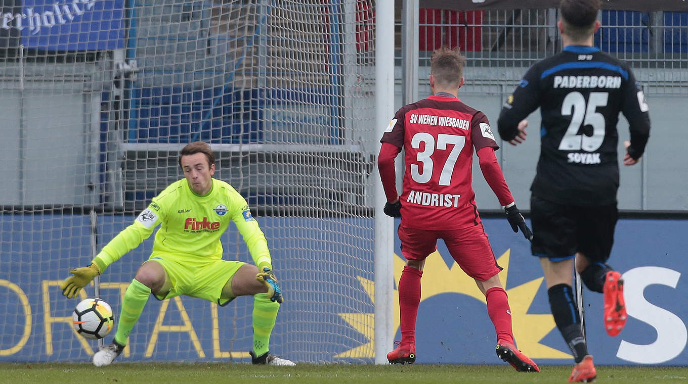 Leitet den Sieg ein: Wiesbadens Stephan Andrist (M.) bezwingt Keeper Leopold Zingerle © 2017 Getty Images