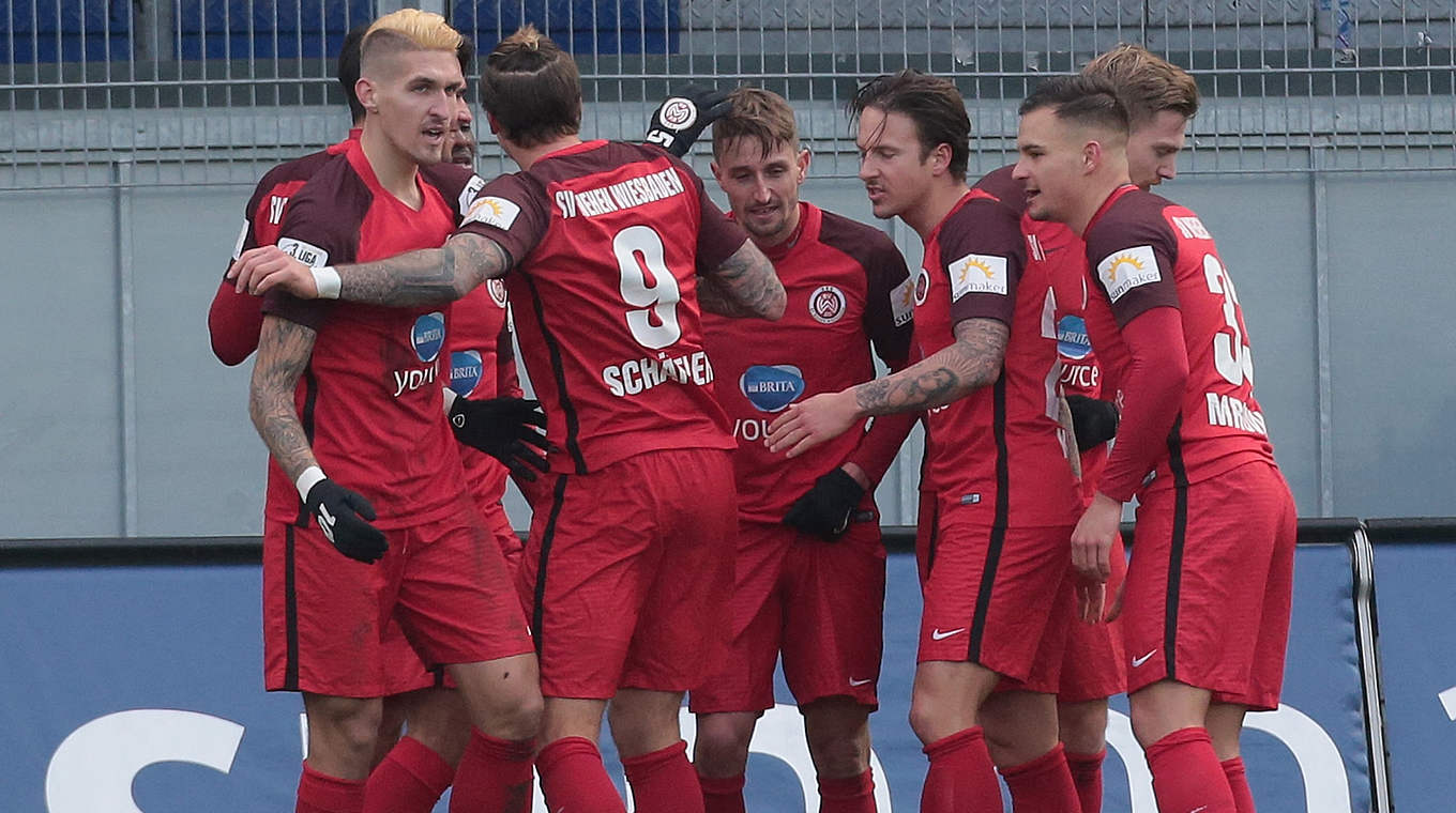 Jubel bei Wehen Wiesbaden: Die Hessen siegen deutlich gegen Paderborn © 2017 Getty Images