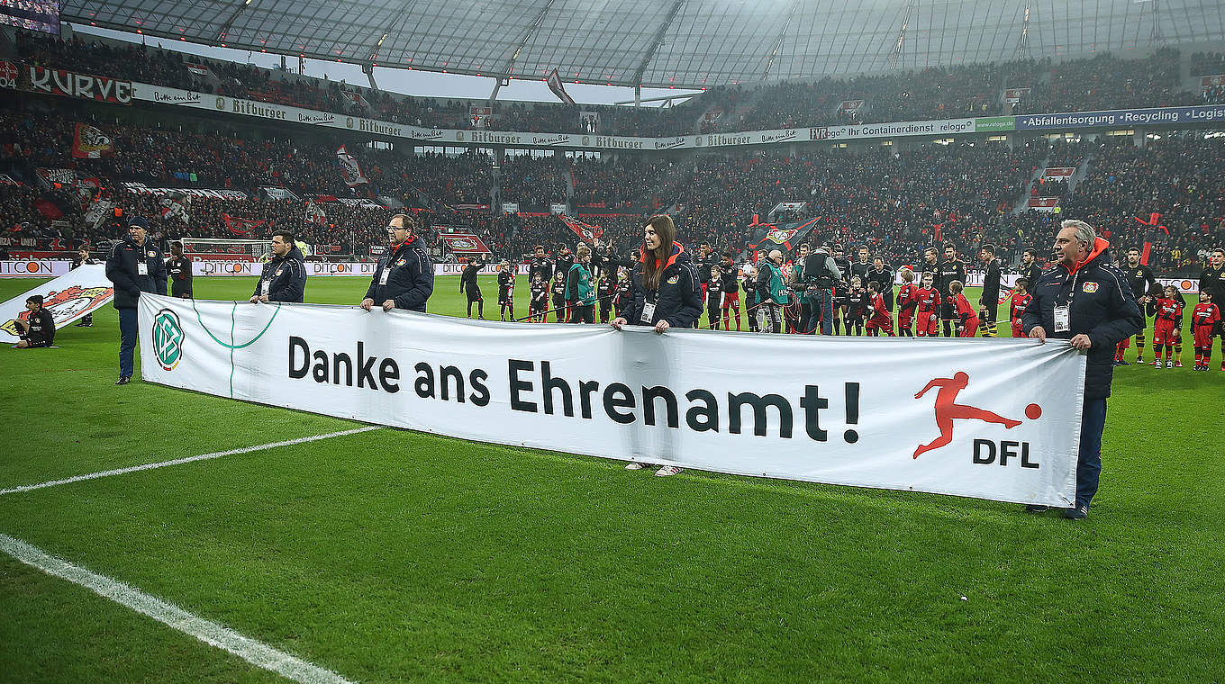 "Danke ans Ehrenamt": Banner vor der Partie Leverkusen gegen Dortmund © 2017 Getty Images