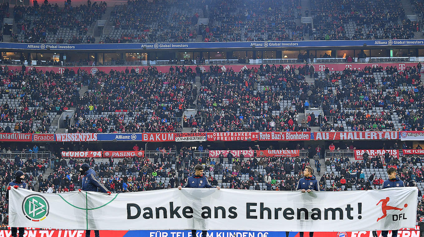 Auch in der Allianz-Arena geht's ums Ehrenamt: Banner vor der Partie Bayern vs. Hannover © 2017 Getty Images