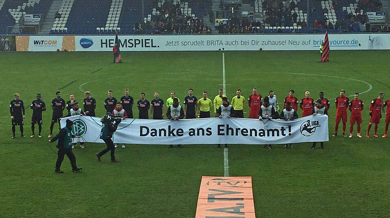 Vor dem Anpfiff von SV Wehen Wiesbaden gegen SC Paderborn in Wiesbaden: Auch in der 3. Liga sagen wir "Danke ans Ehrenamt" © SV Wehen Wiesbaden