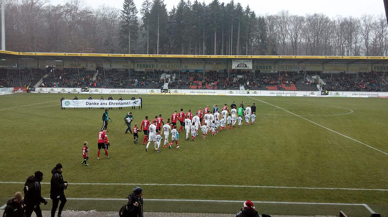 Kein Spielbetrieb ohne Ehrenamt: Die Mannschaften kommen in Großaspach aufs Feld © SG Sonnenhof Großaspach/Twitter