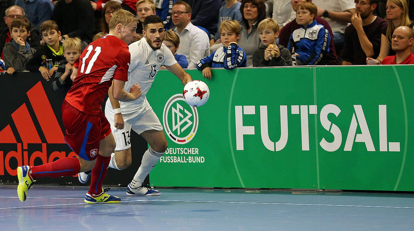 Ball im Blick: Sözer (r.) vom MCH Futsal Club Sennestadt © 2017 Getty Images
