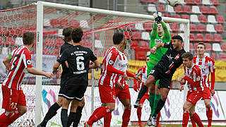 Noch ohne Gegentor gegen Würzburg: Erfurt und Keeper Philipp Klewin © 2016 Getty Images