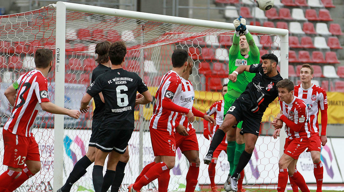 Noch ohne Gegentor gegen Würzburg: Erfurt und Keeper Philipp Klewin © 2016 Getty Images