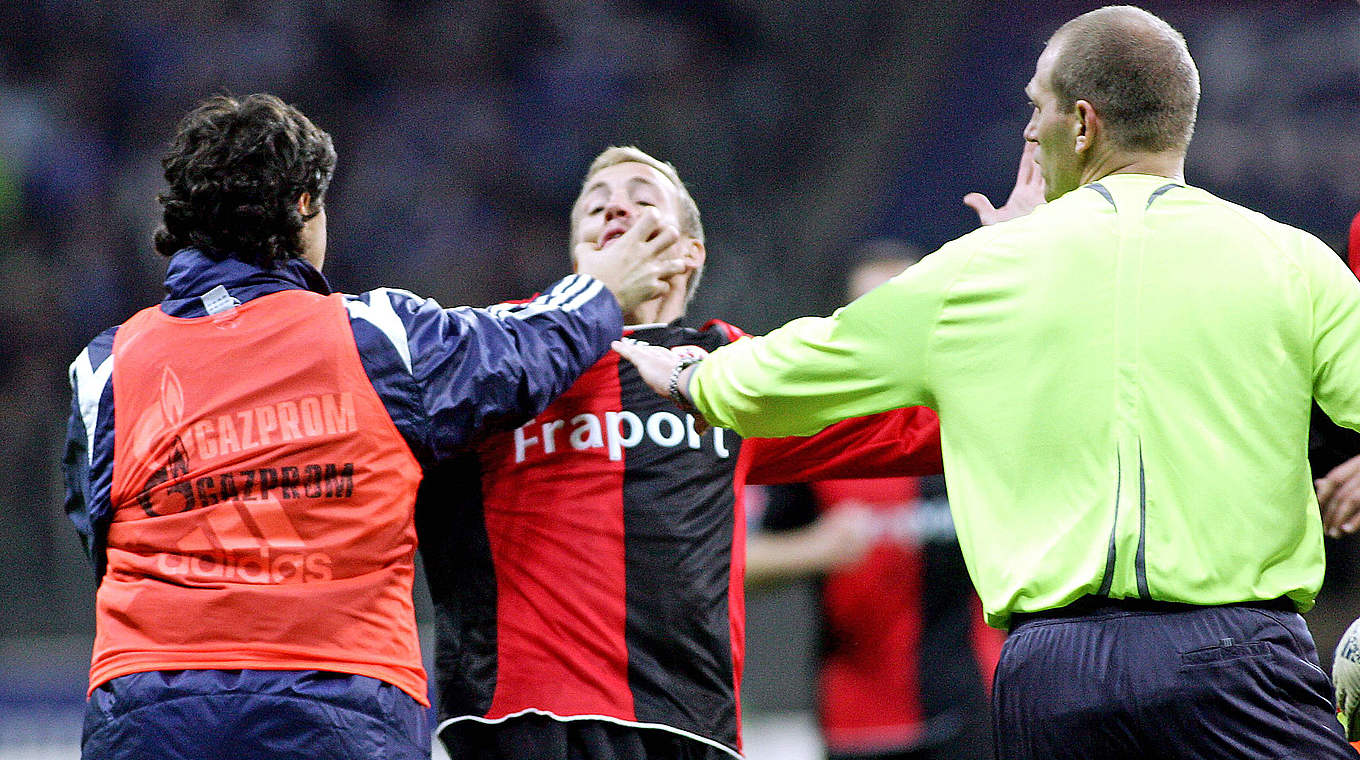 Erster Reservist mit Roter Karte: Schalkes Carlos Grossmüller (l.) auf der Bank © imago sportfotodienst