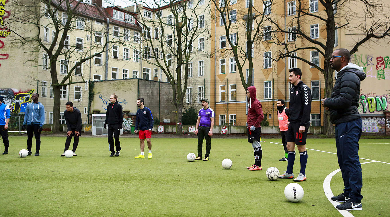 Trainingseinheit mit geflüchteten Menschen aus Syrien und Afghanistan: Cacau (r.) © Alexa Vachon