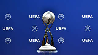 Um diese Trophäe geht's: Die ersten Gegner auf dem Weg zum EM-Pokal stehen fest © UEFA